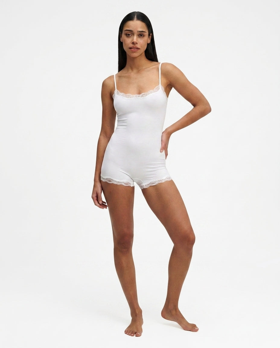 Damen Slim Fit Einteiler mit verstellbaren Trägern und Spitzenbesatz