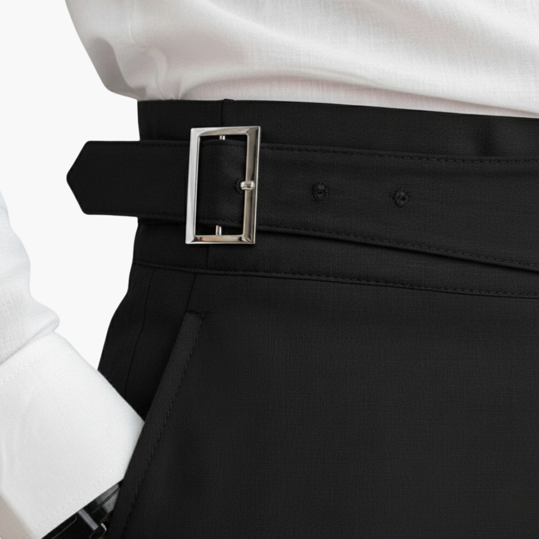 Hochtaillierte Herrenhose mit verstellbarem Schnallverschluss und seitlichen Taschen