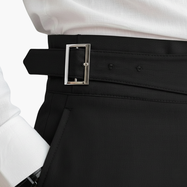 Hochtaillierte Herrenhose mit verstellbarem Schnallverschluss und seitlichen Taschen