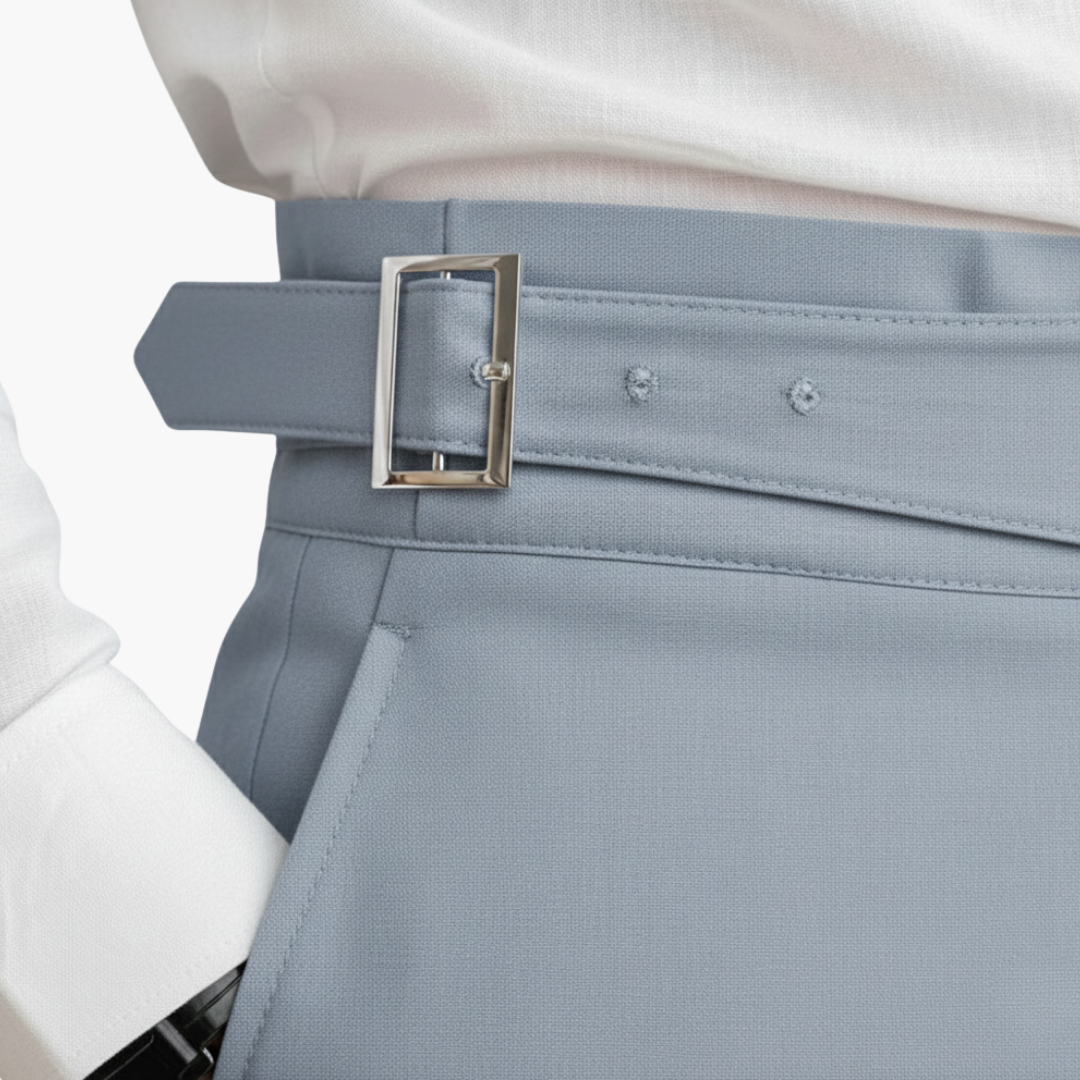 Hochtaillierte Herrenhose mit verstellbarem Schnallverschluss und seitlichen Taschen