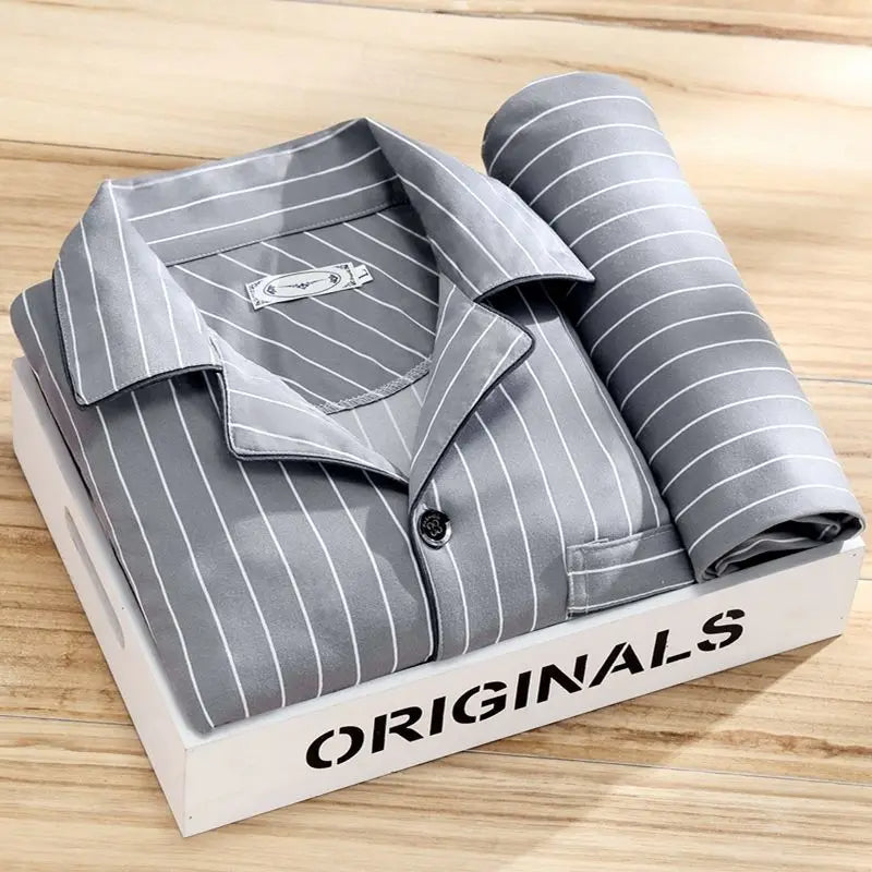 Gestreiftes Herren-Pyjama-Set für entspannte Nächte und Tage