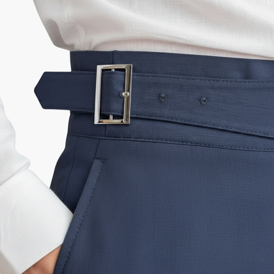 Hochtaillierte Herrenhose mit verstellbarem Schnallverschluss und seitlichen Taschen