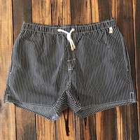 Leichte Herren Badeshorts mit Streifen für Strand und Freizeit