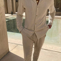 Lässiges Sommer-Outfit für Herren – Hemd und lockere Hose im Resort-Stil