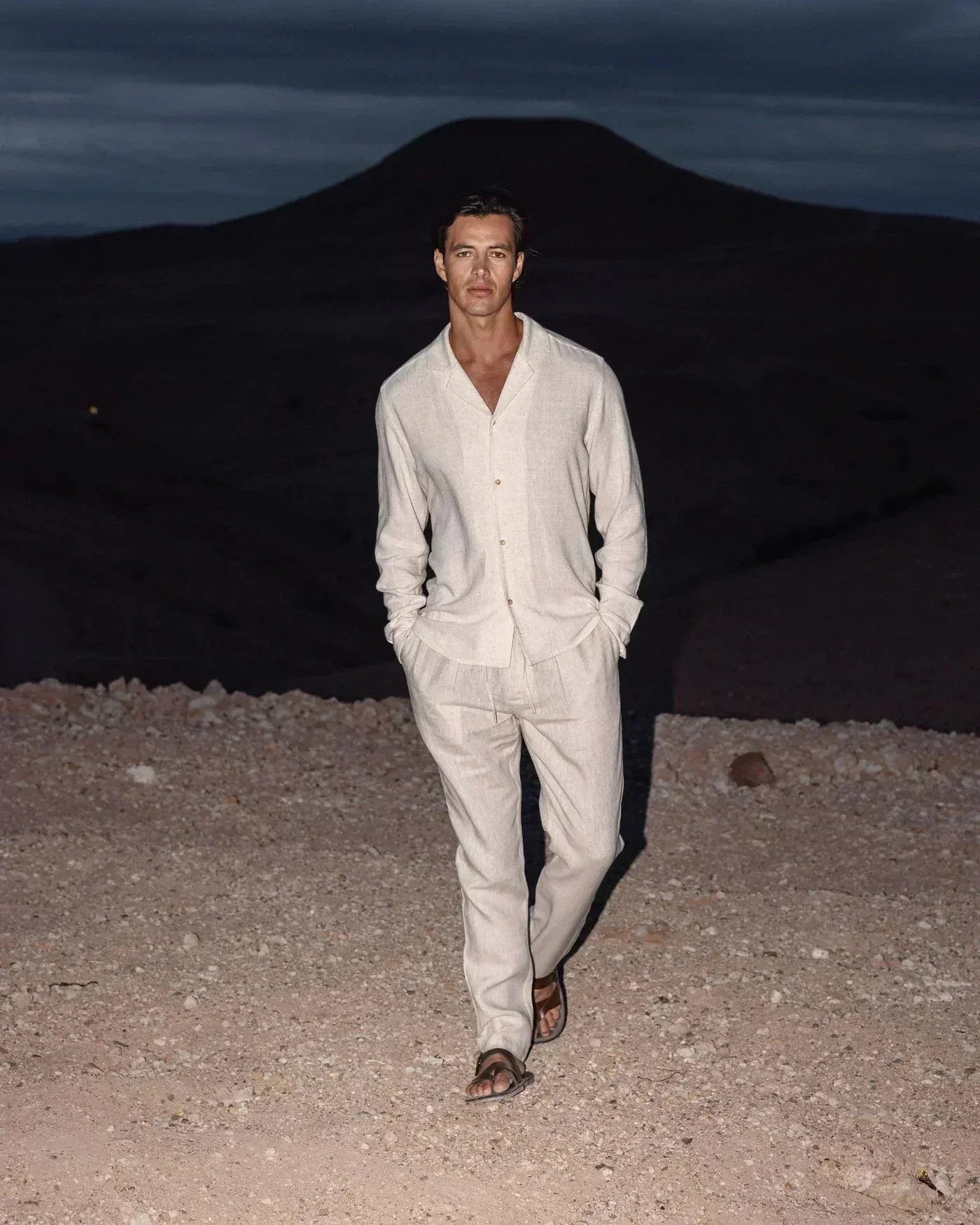 Lässiges Sommer-Outfit für Herren – Hemd und lockere Hose im Resort-Stil