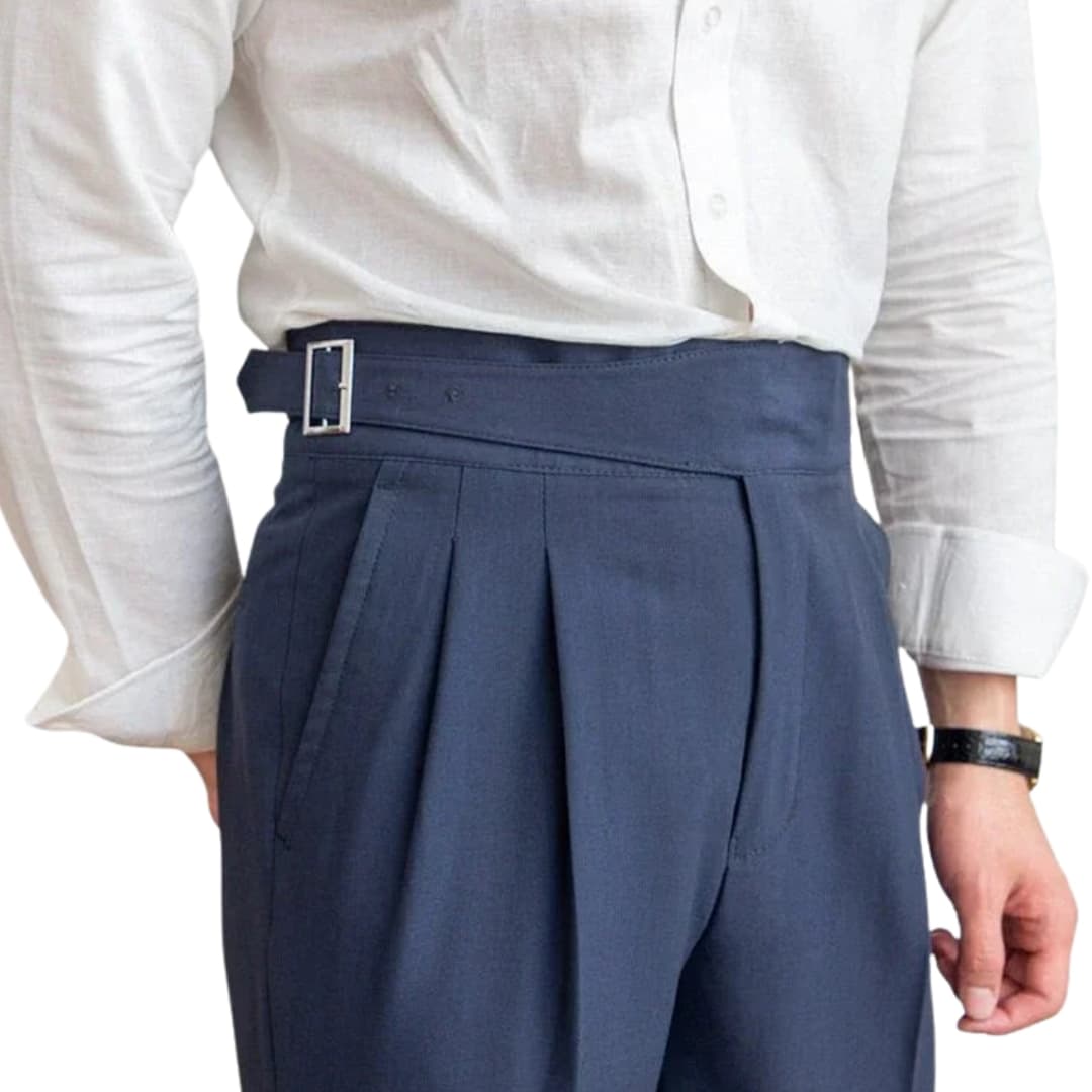 Hochtaillierte Herrenhose mit verstellbarem Schnallverschluss und seitlichen Taschen