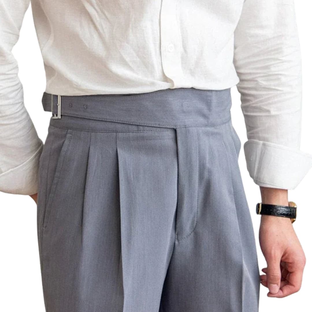 Hochtaillierte Herrenhose mit verstellbarem Schnallverschluss und seitlichen Taschen