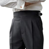 Hochtaillierte Herrenhose mit verstellbarem Schnallverschluss und seitlichen Taschen