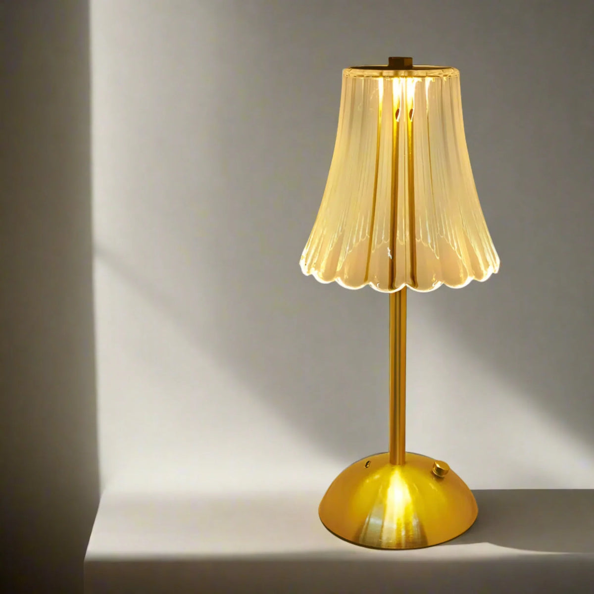 Wiederaufladbare LED-Tischlampe Modern mit Kristallakzenten Wohnzimmer