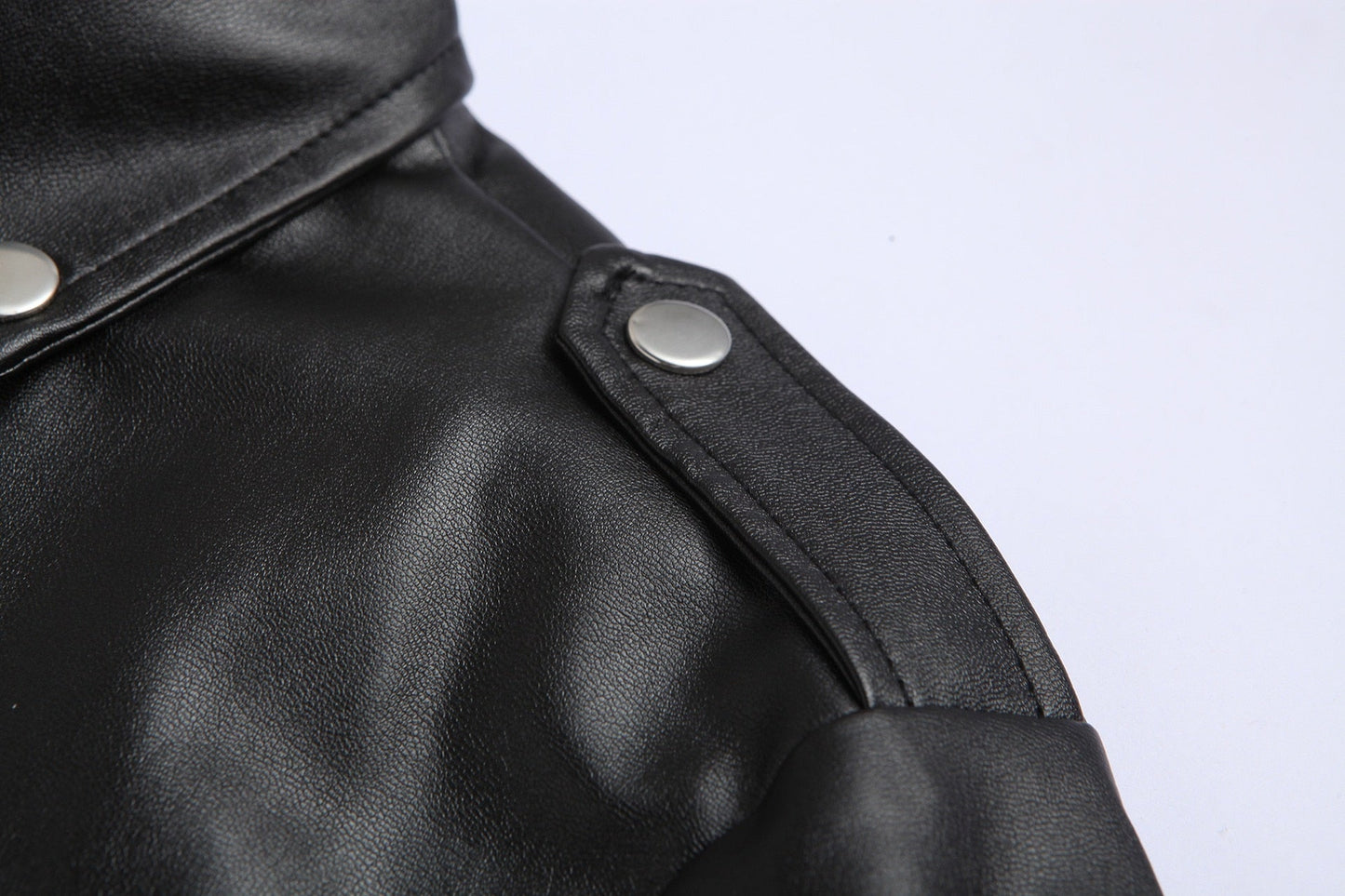 Slim Fit Herren Motorradjacke mit Stehkragen aus veganem Leder
