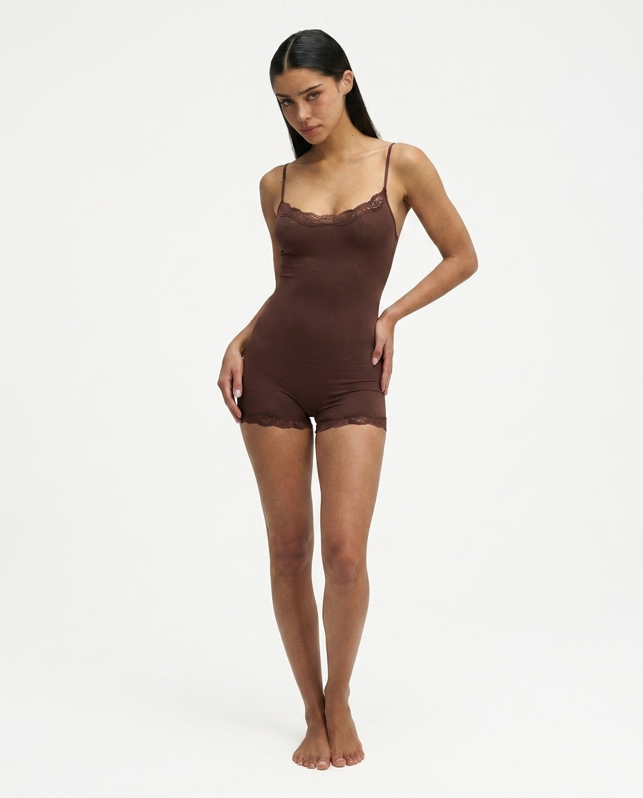 Damen Slim Fit Einteiler mit verstellbaren Trägern und Spitzenbesatz