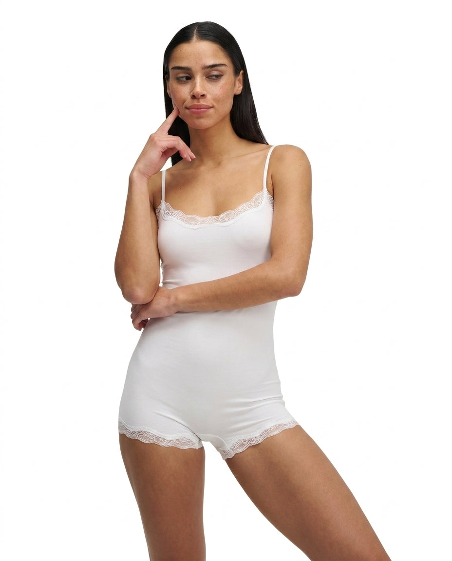 Damen Slim Fit Einteiler mit verstellbaren Trägern und Spitzenbesatz