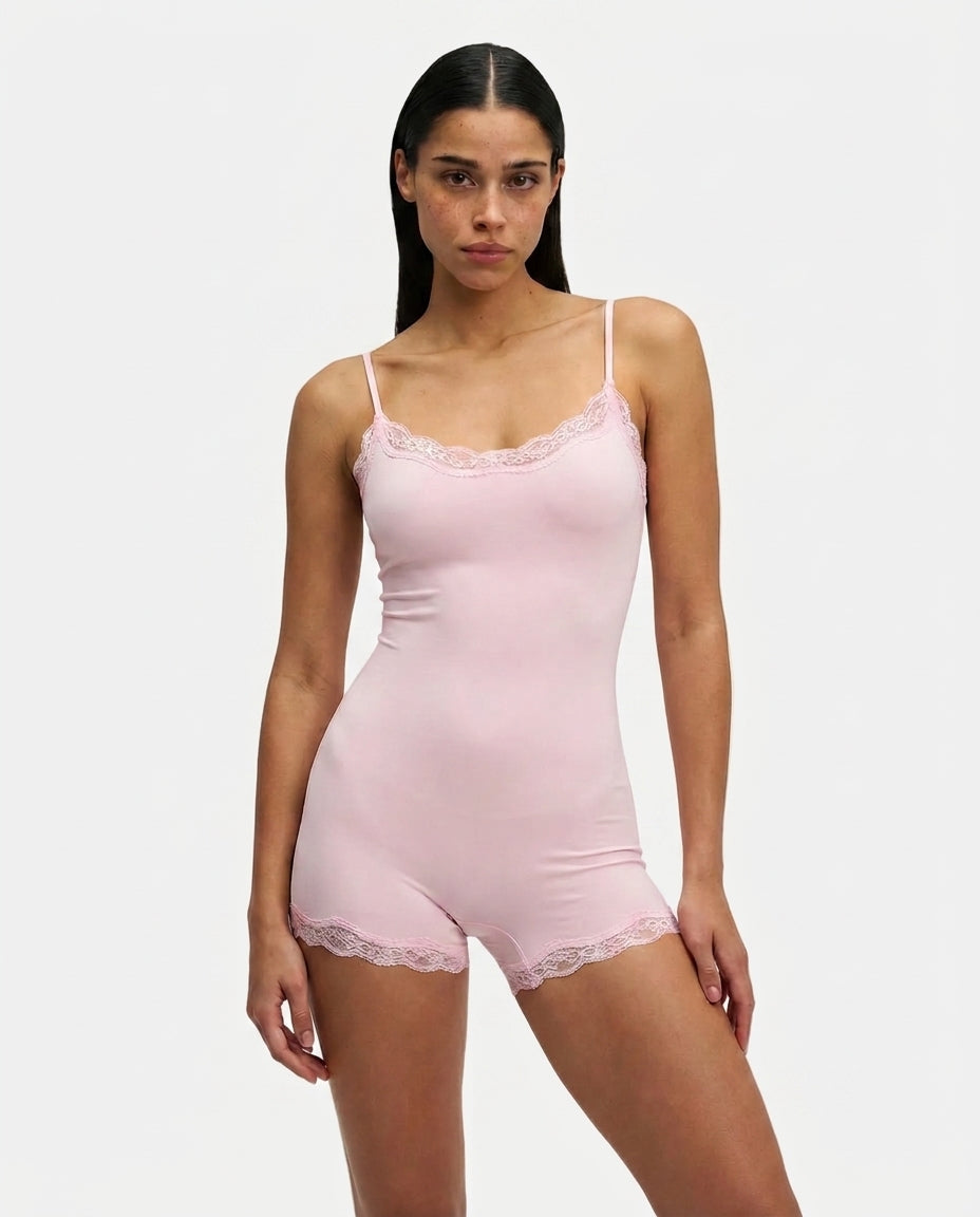 Damen Slim Fit Einteiler mit verstellbaren Trägern und Spitzenbesatz