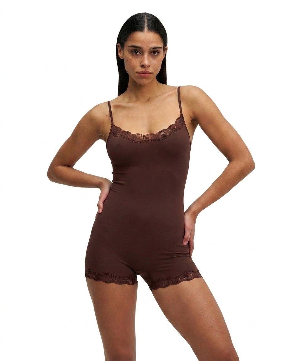 Damen Slim Fit Einteiler mit verstellbaren Trägern und Spitzenbesatz