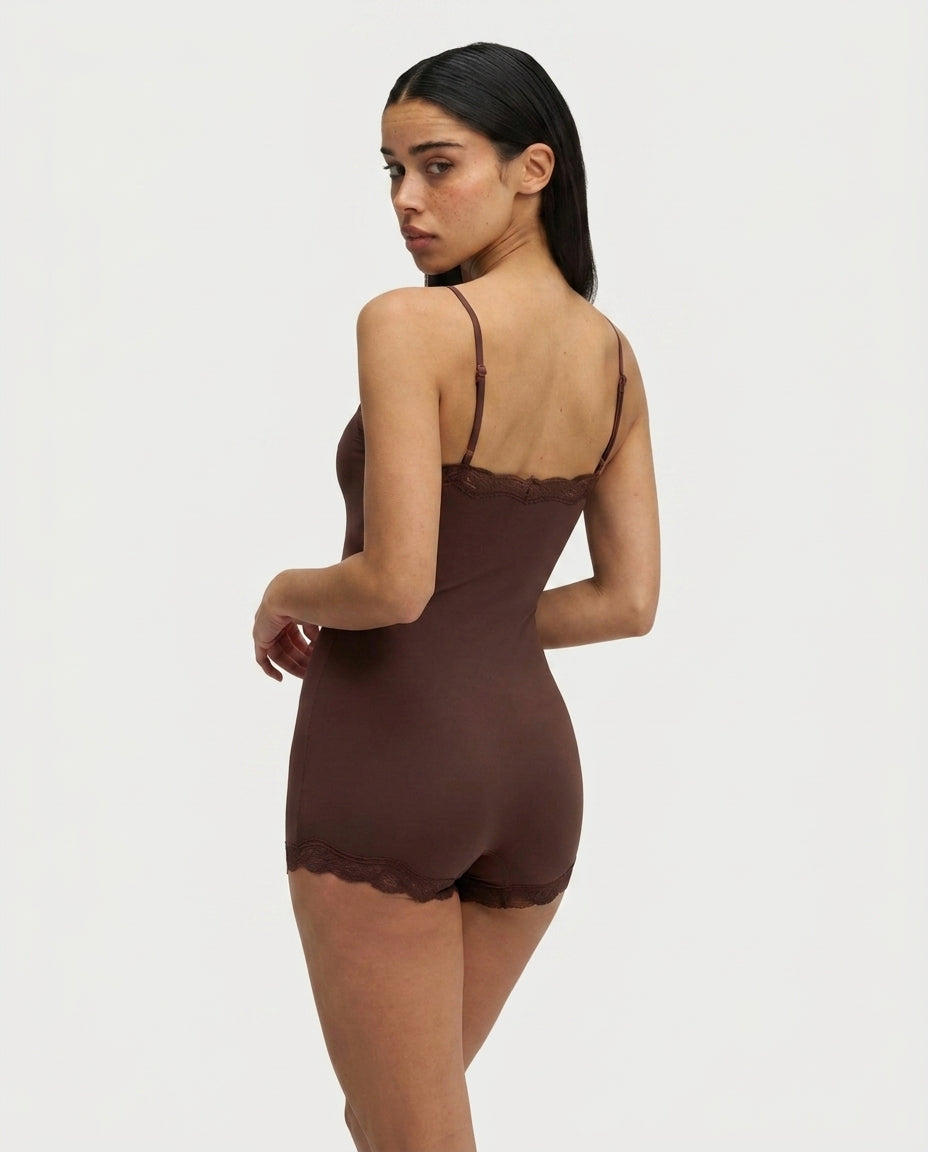 Damen Slim Fit Einteiler mit verstellbaren Trägern und Spitzenbesatz