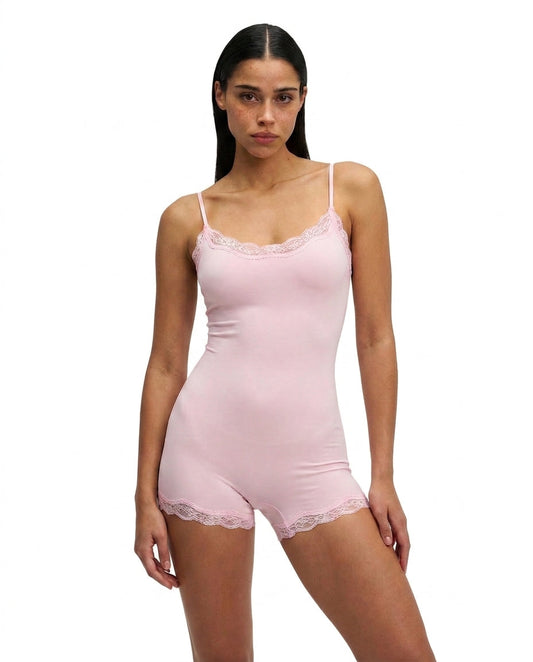 Damen Slim Fit Einteiler mit verstellbaren Trägern und Spitzenbesatz